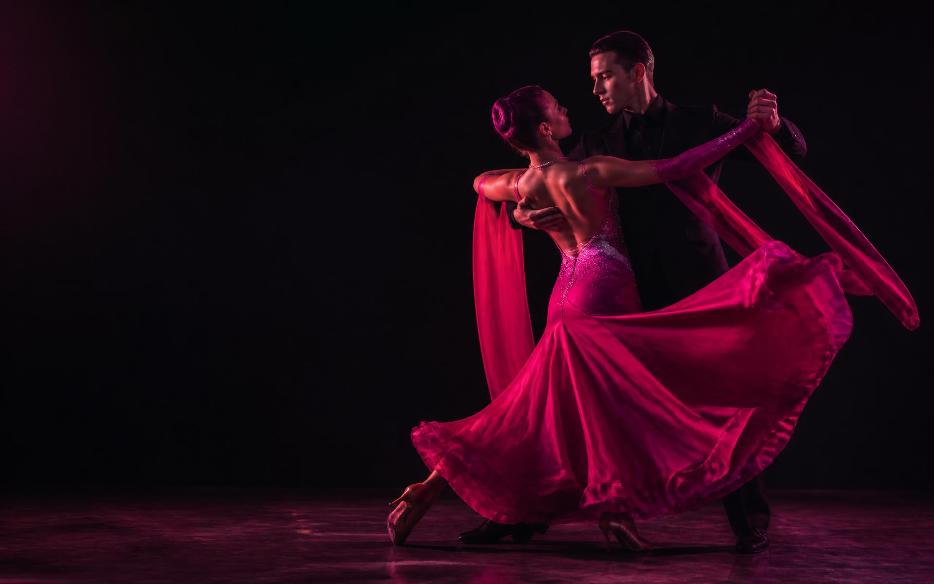 Coppia di ballerini nella nuova sala del PalaDanze Dance Life